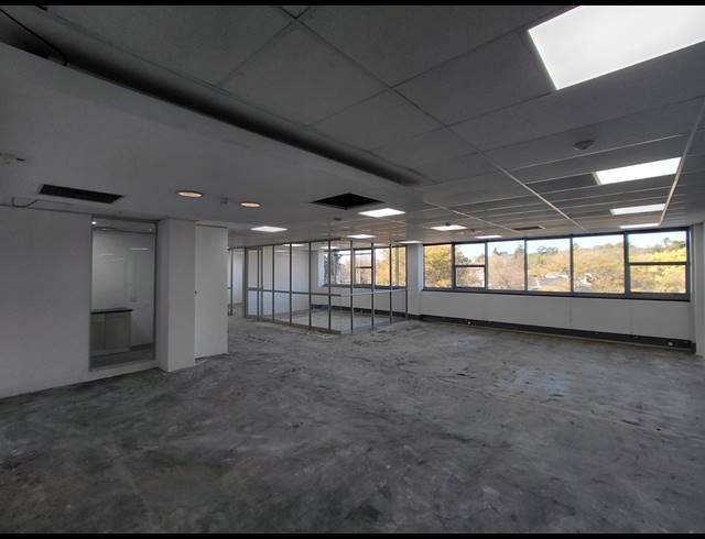 666M² OFFICE TO LET IN MAGALIESSIG